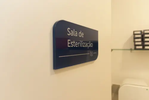 Placa de Identificação de Sala - Modelo Caulim Acrílico