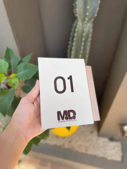Placa de Identificação de Sala - Modelo Mini Calcita mdf