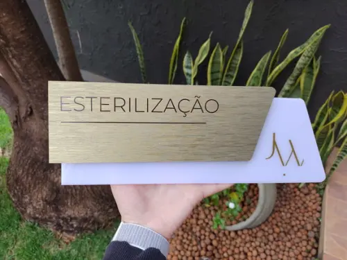 Placa de Identificação de Sala - Modelo Onix Acrílico