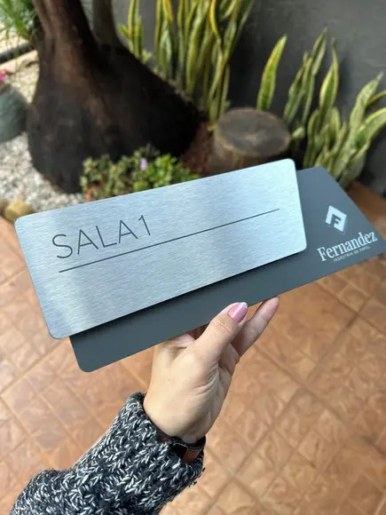 Placa de Identificação de Sala - Modelo Onix Inox