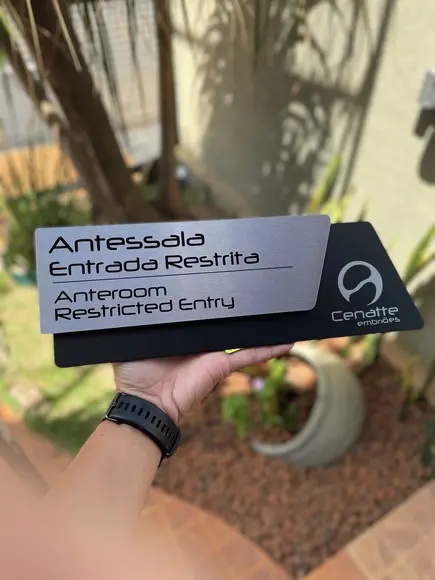 Placa de Identificação de Sala - Modelo Onix Inox