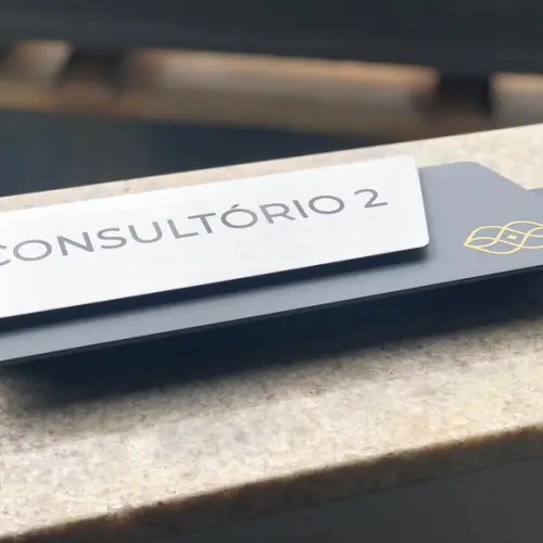 Placa de Identificação de Sala - Modelo Onix Inox