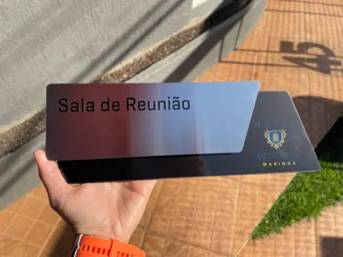 Placa de Identificação de Sala - Modelo Onix Inox e Verniz