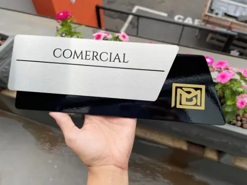 Placa de Identificação de Sala - Modelo Onix Inox e Verniz