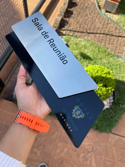 Placa de Identificação de Sala - Modelo Onix Inox e Verniz