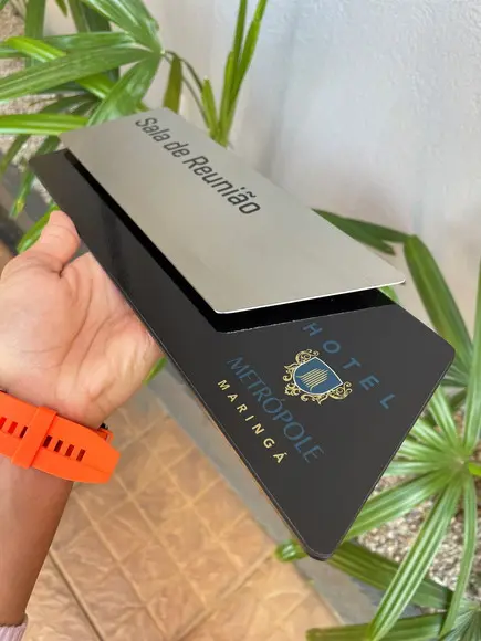 Placa de Identificação de Sala - Modelo Onix Inox e Verniz