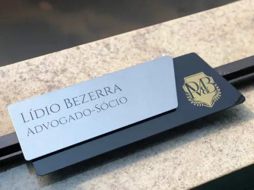 Placa de Identificação de Sala - Modelo Onix Inox e Verniz