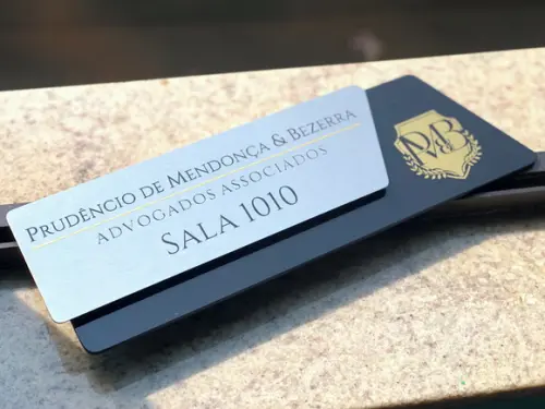 Placa de Identificação de Sala - Modelo Onix Inox e Verniz