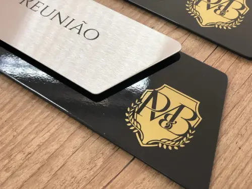 Placa de Identificação de Sala - Modelo Onix Inox e Verniz