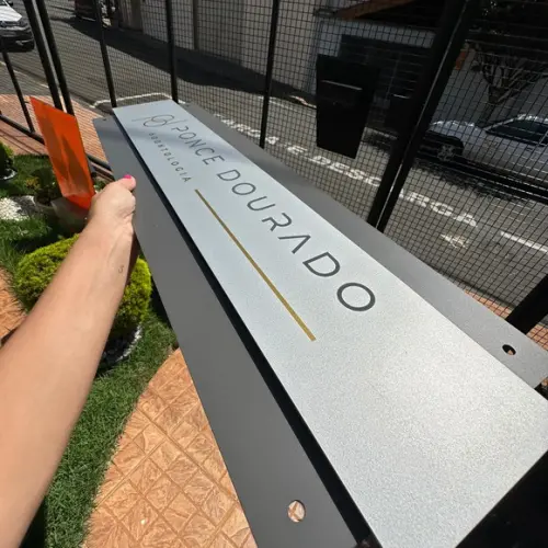 Placa de Identificação de Sala - Modelo Topázio 81x22