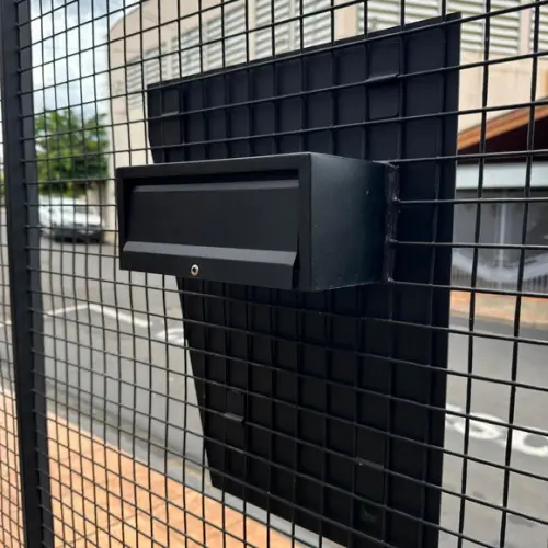 Placa em Acm com Caixa de Correio Embutida e Horários