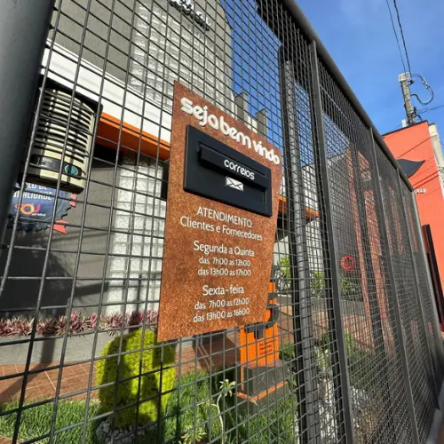 Placa em Acm com Caixa de Correio Embutida e Horários