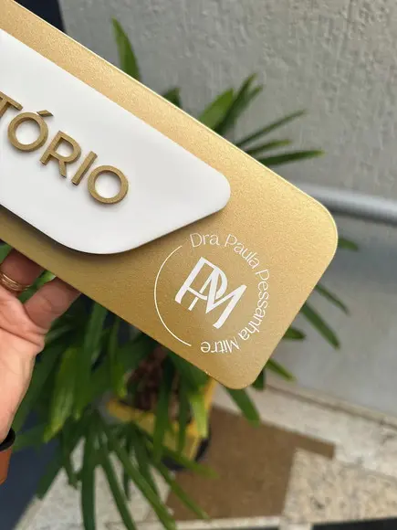 Placa Id. de Sala - Modelo Adamantium com Sobreposição