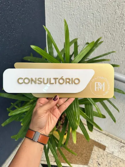 Placa Id. de Sala - Modelo Adamantium com Sobreposição