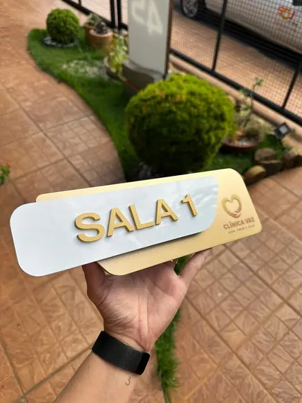 Placa Id. de Sala - Modelo Adamantium com Sobreposição