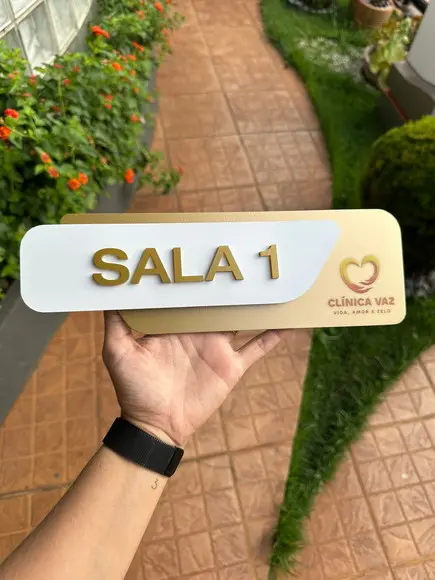 Placa Id. de Sala - Modelo Adamantium com Sobreposição