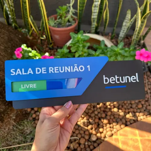 Placa Identificação de Sala - Modelo Breeze Flag