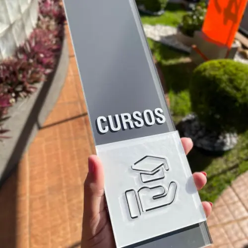 Placa Identificação de Sala - Modelo Fuchsita Acrilico