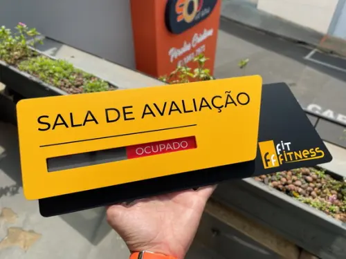 Placa Identificação de Sala - Modelo Onix Flag