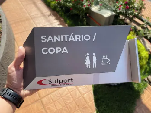 Placa Identificação de Sala Modelo Apatita Formato Bandeira