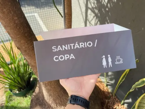 Placa Identificação de Sala Modelo Apatita Formato Bandeira