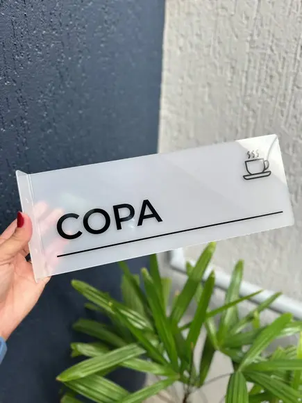 Placa Identificação de Sala Modelo Caulim Formato Bandeira