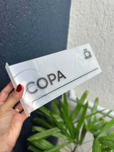 Placa Identificação de Sala Modelo Caulim Formato Bandeira
