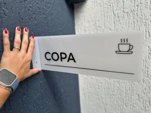 Placa Identificação de Sala Modelo Caulim Formato Bandeira