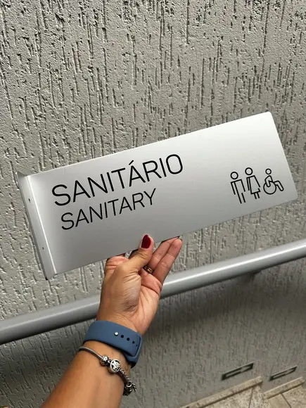 Placa Identificação de Sala Modelo Caulim Formato Bandeira