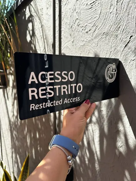 Placa Identificação de Sala Modelo Caulim Formato Bandeira