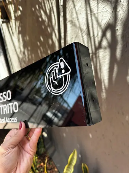 Placa Identificação de Sala Modelo Caulim Formato Bandeira