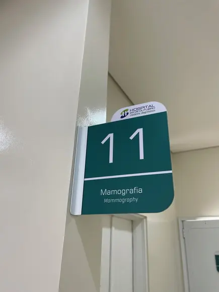 Placa Identificação de Sala Modelo Caulim Formato Bandeira