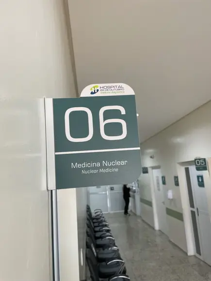 Placa Identificação de Sala Modelo Caulim Formato Bandeira