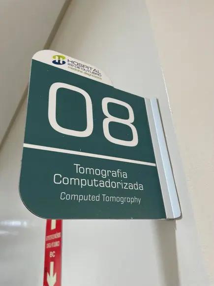 Placa Identificação de Sala Modelo Caulim Formato Bandeira