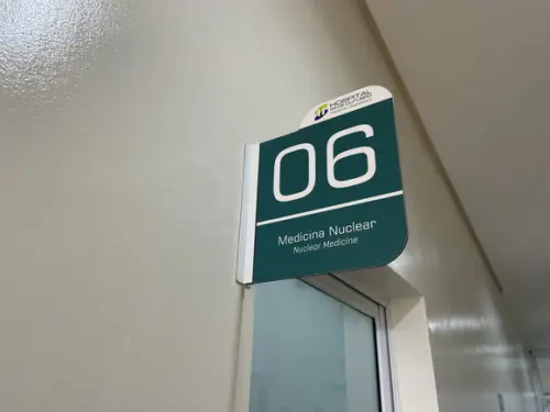 Placa Identificação de Sala Modelo Caulim Formato Bandeira