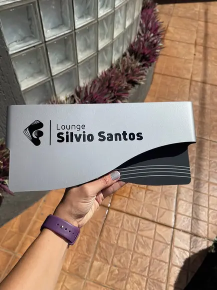 Placa Identificação de Sala Modelo Sodalita Formato Bandeira