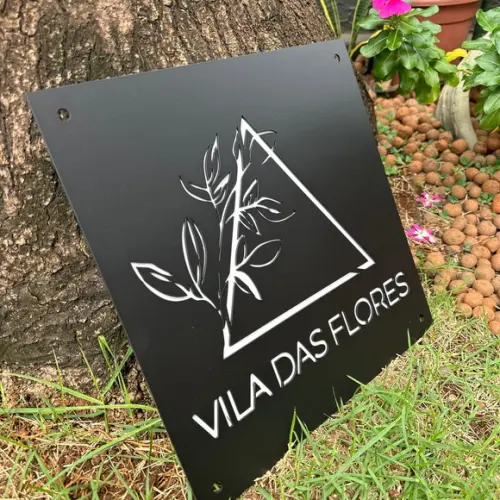 Placa Metálica com Logotipo Personalizado Vazado 30x35