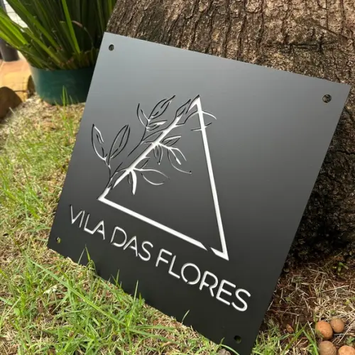 Placa Metálica com Logotipo Personalizado Vazado 30x35