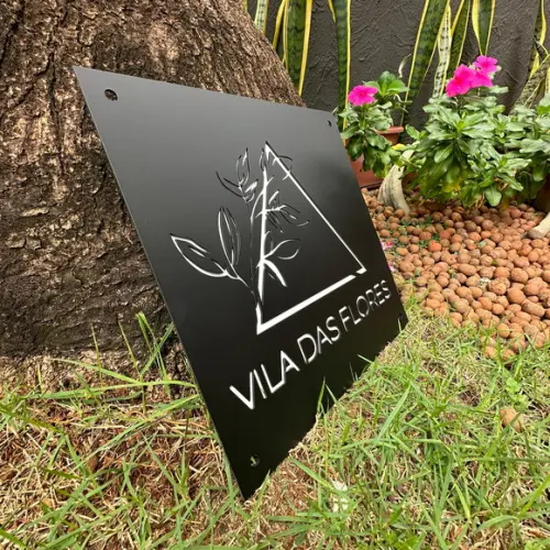 Placa Metálica com Logotipo Personalizado Vazado 30x35