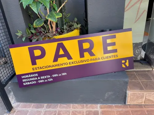Placa Pare - Estacionamento Exclusivo - Modelo Caulim 82x30