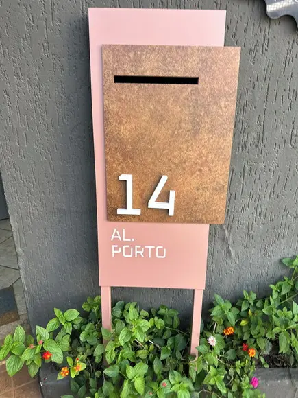 Totem Residencial Acm com Acm 40,5x85 Cx Correio P Jardim