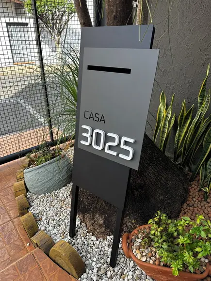 Totem Residencial Acm com Acm 40,5x85 Cx Correio P Jardim