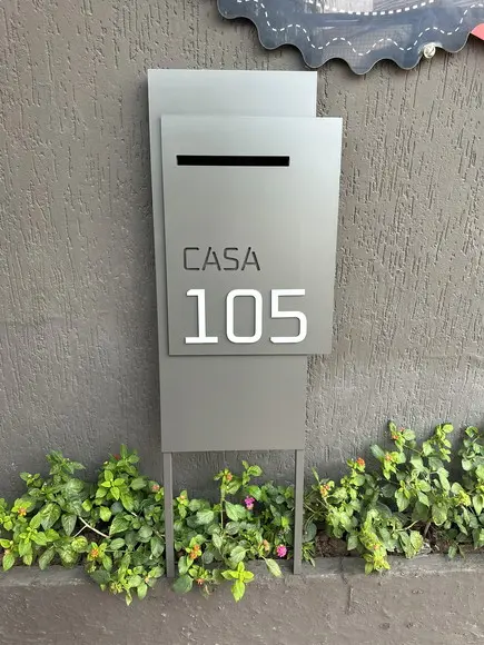 Totem Residencial Acm com Acm 40,5x85 Cx Correio P Jardim