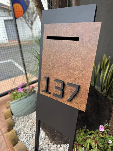 Totem Residencial Acm com Corten 40,5x85 Cx Correio P Jardim