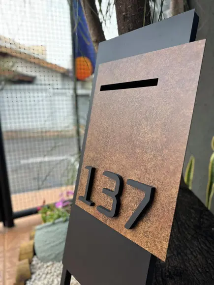 Totem Residencial Acm com Corten 40,5x85 Cx Correio P Jardim