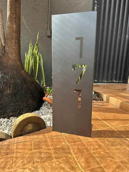 Totem Residencial Aço Carbono com Pé para Sustentação