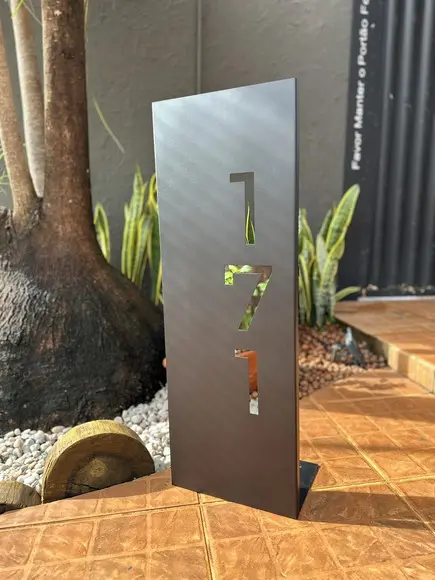 Totem Residencial Aço Carbono com Pé para Sustentação