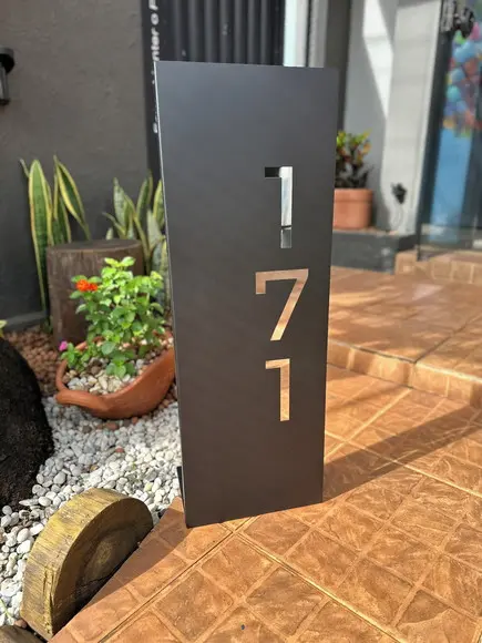 Totem Residencial Aço Carbono com Pé para Sustentação