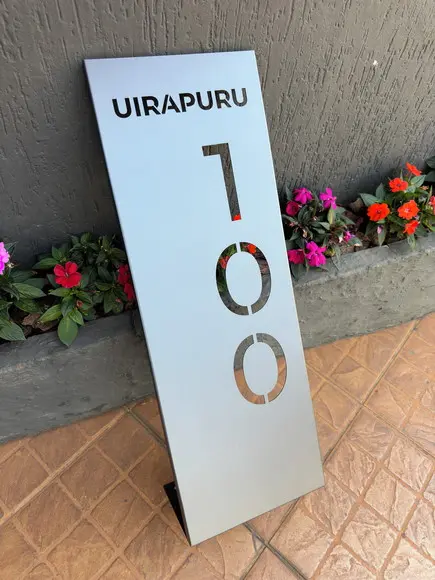 Totem Residencial Aço Carbono com Pé para Sustentação