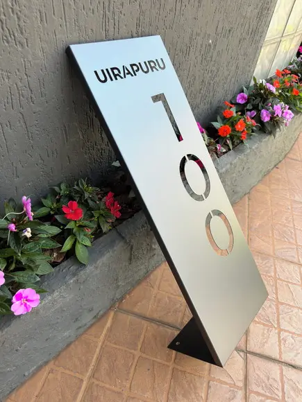 Totem Residencial Aço Carbono com Pé para Sustentação
